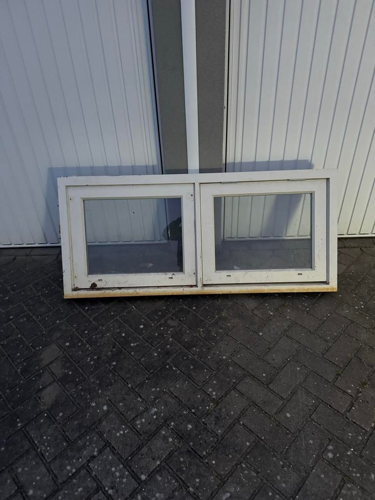 Zo goed als nieuw houten kozijn - licht beschadigd, Doe-het-zelf en Verbouw, Ophalen, Gevelraam of Ruit, Minder dan 80 cm, Zo goed als nieuw