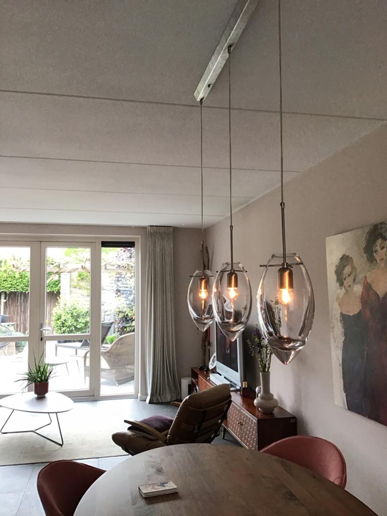 Moderne hanglamp met 3 glazen druppels, Huis en Inrichting, Lampen | Hanglampen, Zo goed als nieuw, Glas, Ophalen