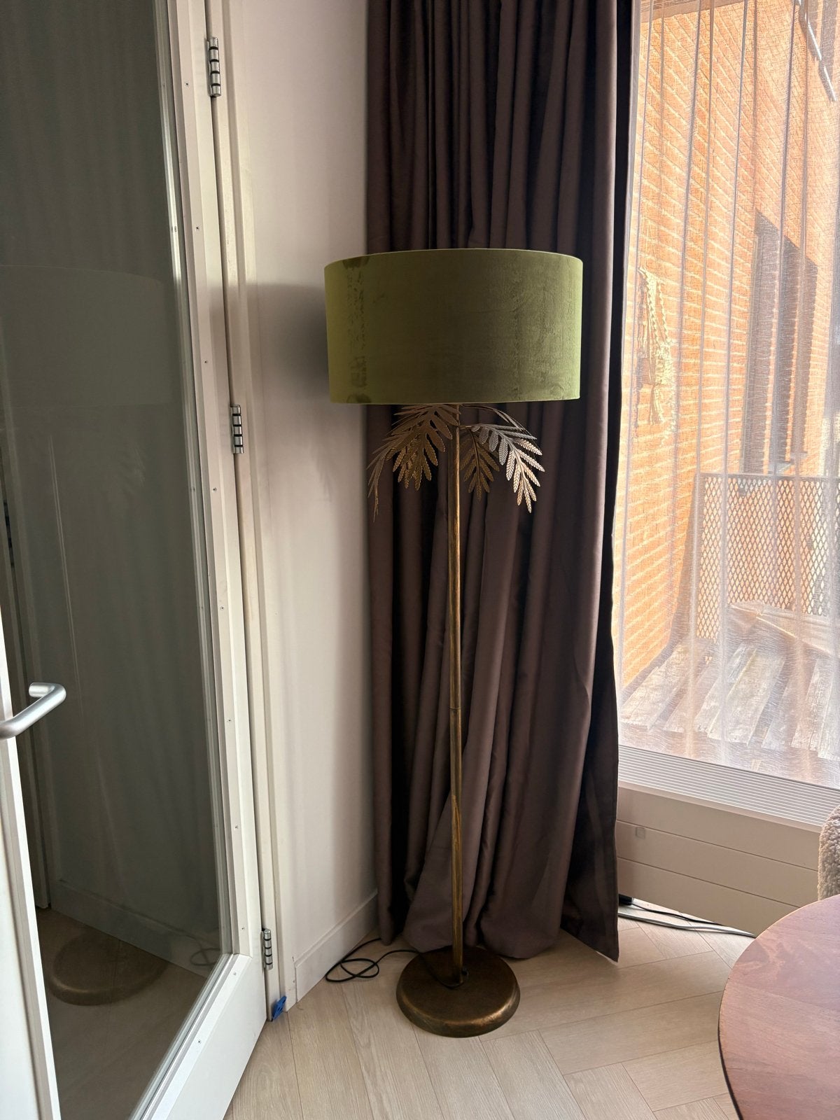 Groene staande lamp met roestkleurige voet en bloem, Huis en Inrichting, Lampen | Vloerlampen, Ophalen, Zo goed als nieuw, Metaal