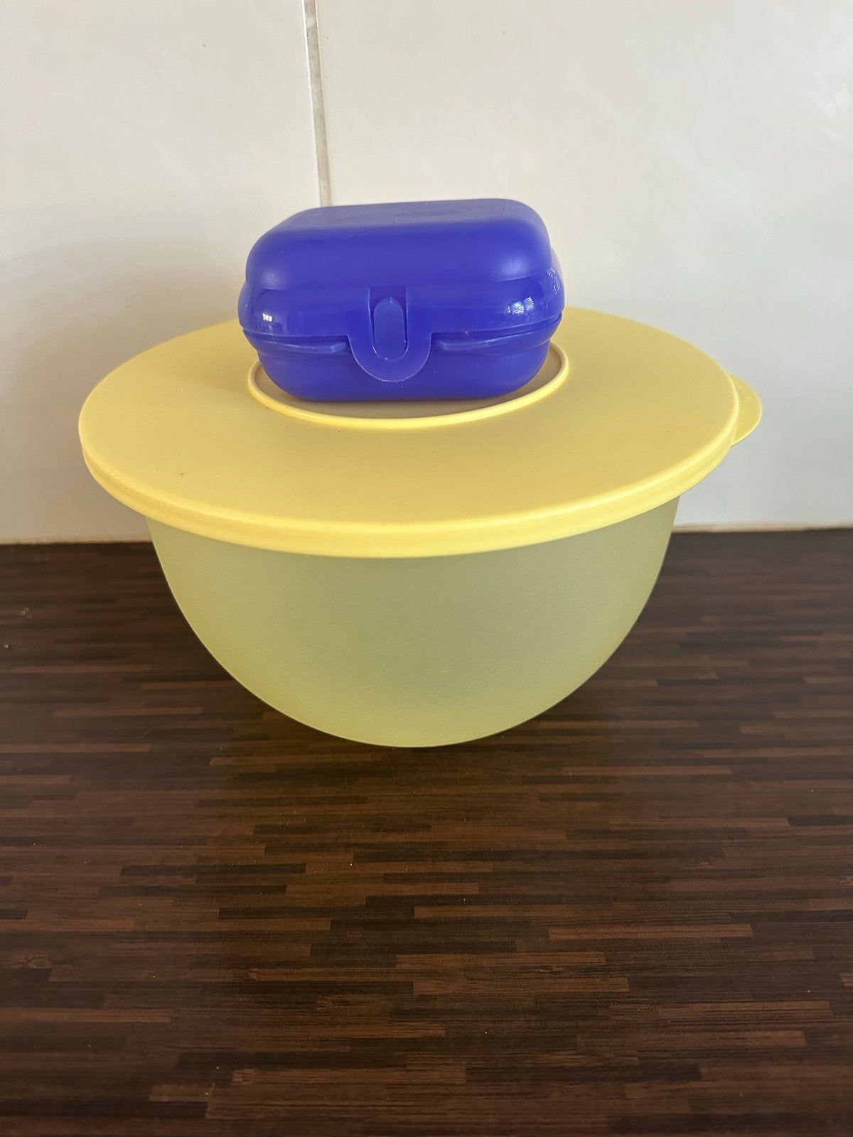 Gele Tupperware kom met deksel en paars mini-bakje, Gebruikt, Geel, Ophalen of Verzenden, Bak of Kom