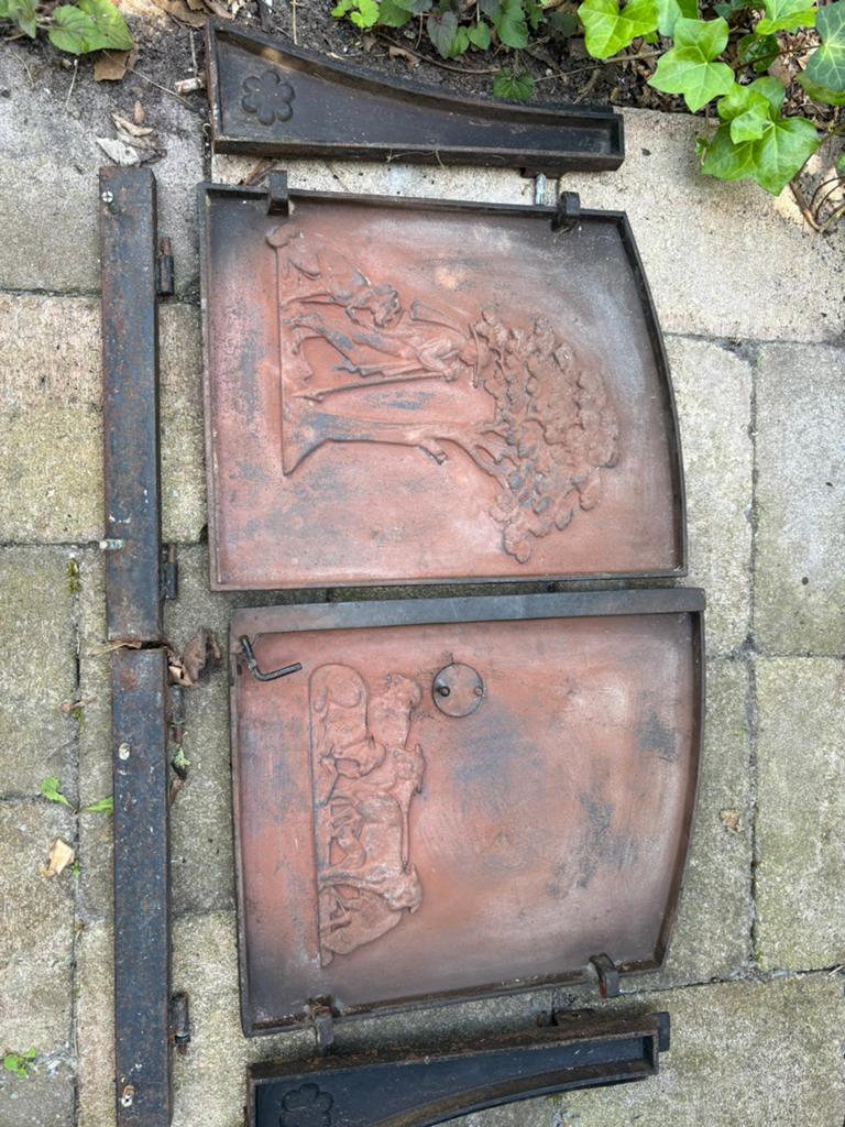Gietijzeren frontdelen voor een oven., Ophalen