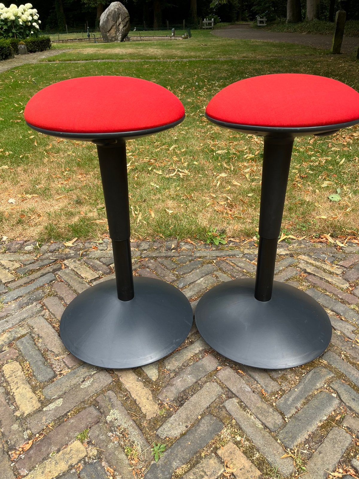 Ikea Nilserik sta zit stahulp wiebelkruk zwart rood 2 stuks, Ophalen of Verzenden, Zo goed als nieuw, Rood, Bureaukruk