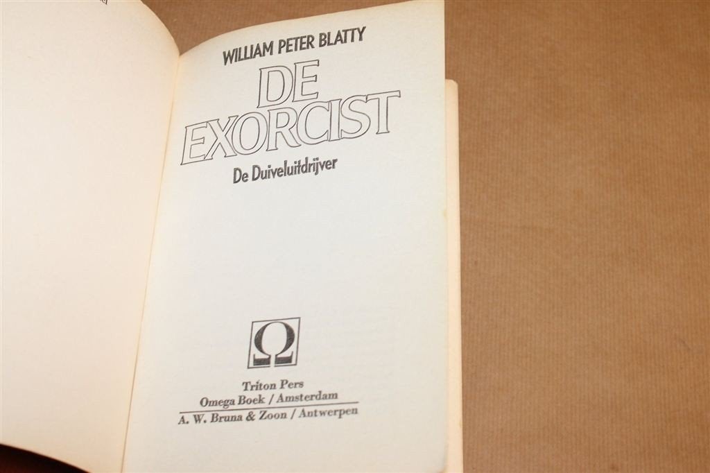 De Exorcist — Blatty, met Fotos uit de Film, 1e Druk 1971, Boeken, Ophalen of Verzenden, Gelezen