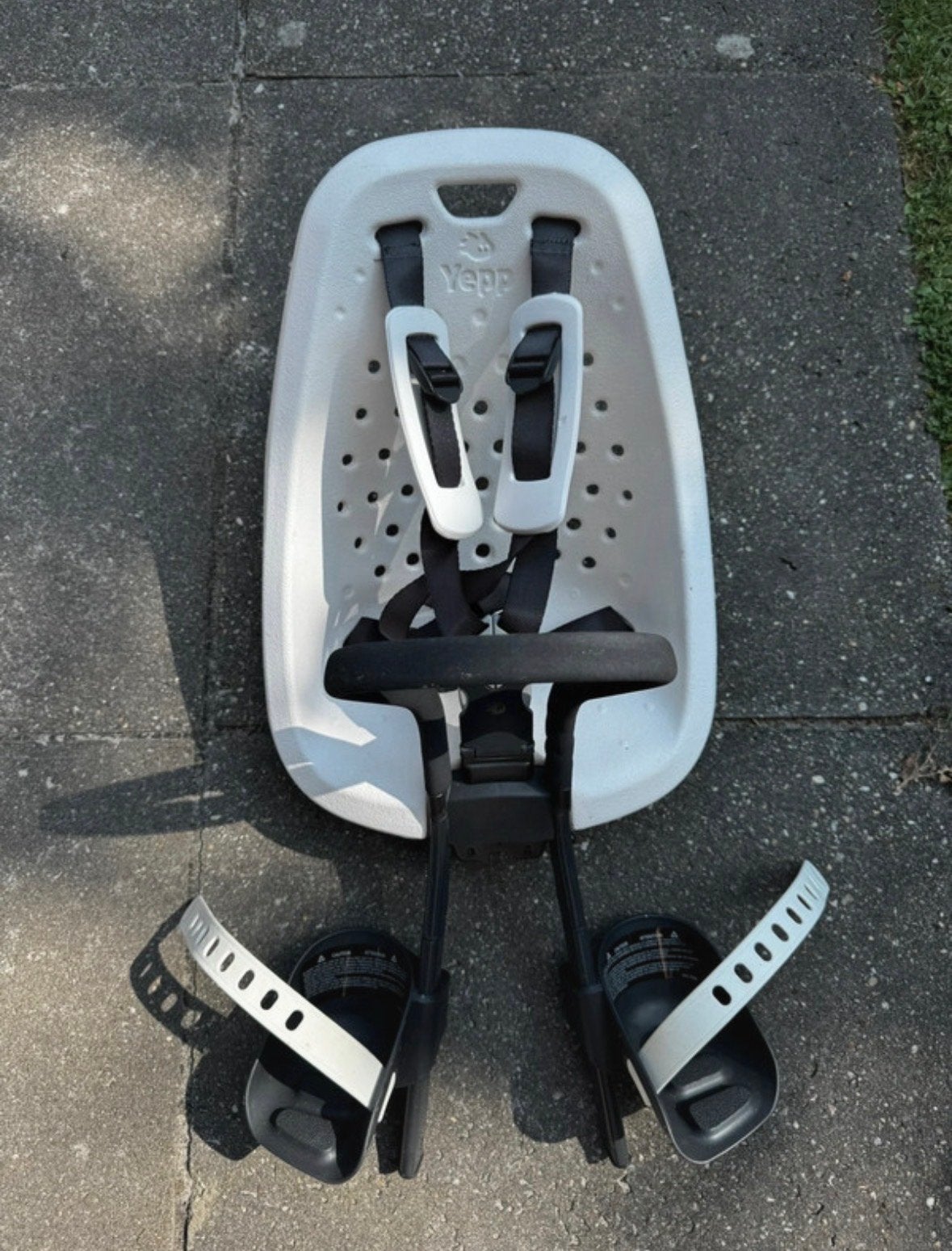 Thule Yepp Mini fietsstoeltje - Wit, Ophalen, Voetsteuntjes, Zo goed als nieuw, Voorzitje