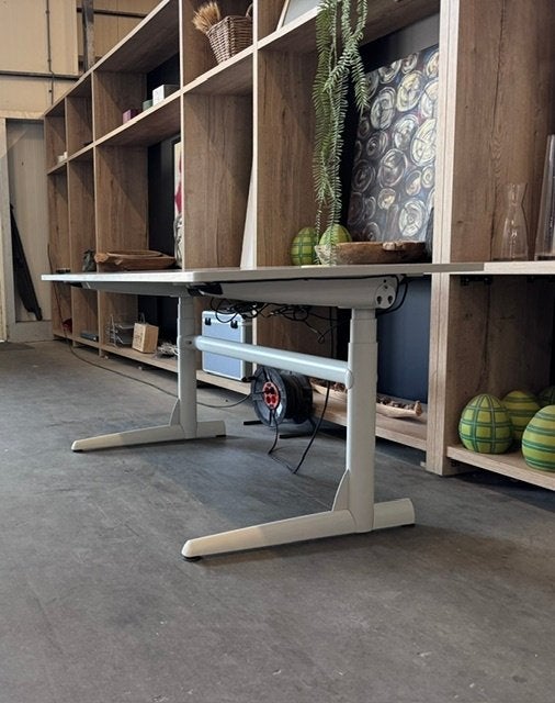Elektrisch Zit-Sta Bureau – 150 x 80 cm – Grijs – €250, 1st, Huis en Inrichting, Gebruikt, 150 cm, Spaanplaat of MDF, Ophalen of Verzenden