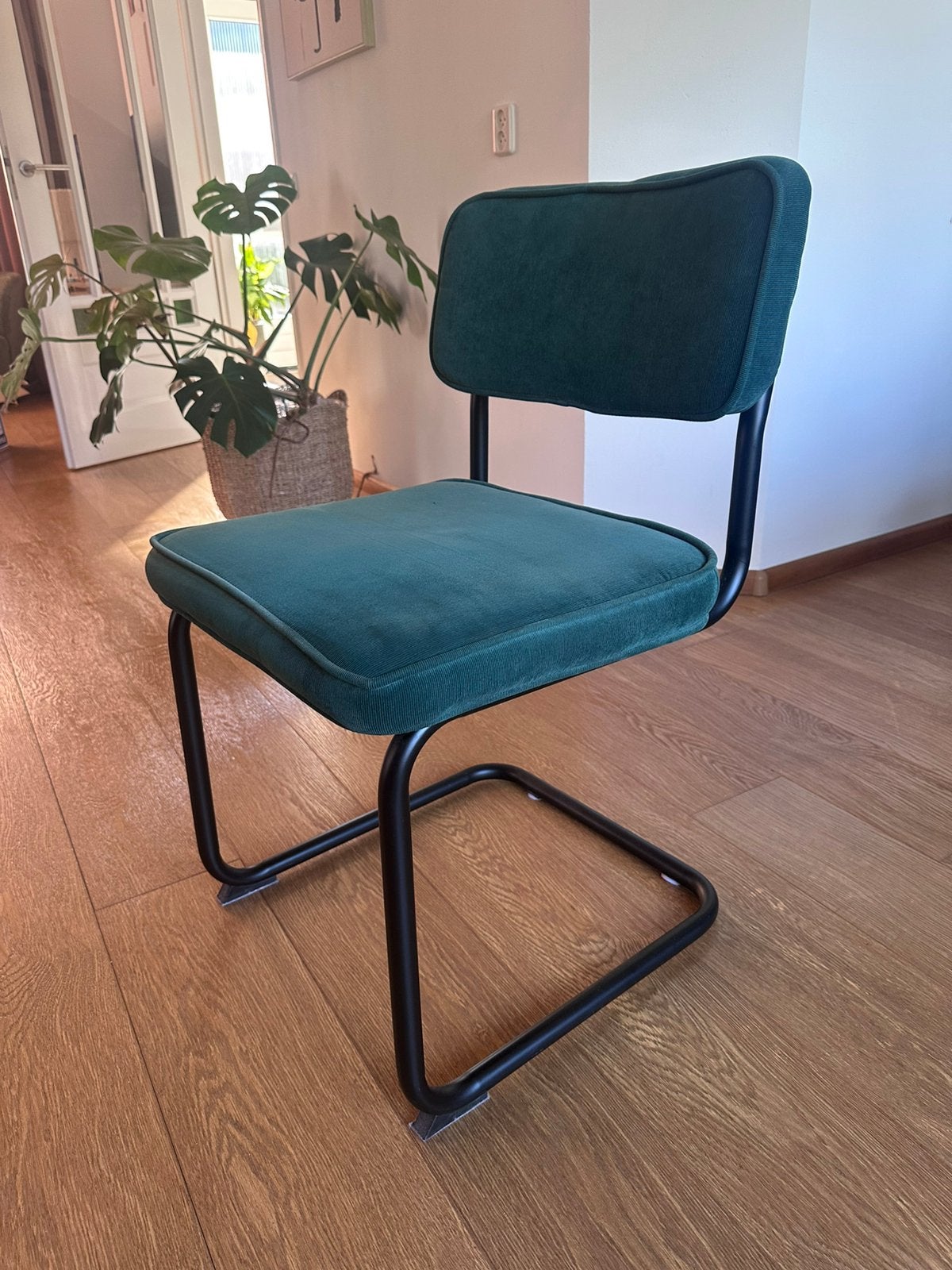 2 eetkamerstoelen (grijs en groen, metalen frame), Huis en Inrichting, Stoelen, Ophalen, Gebruikt, Overige kleuren, Twee