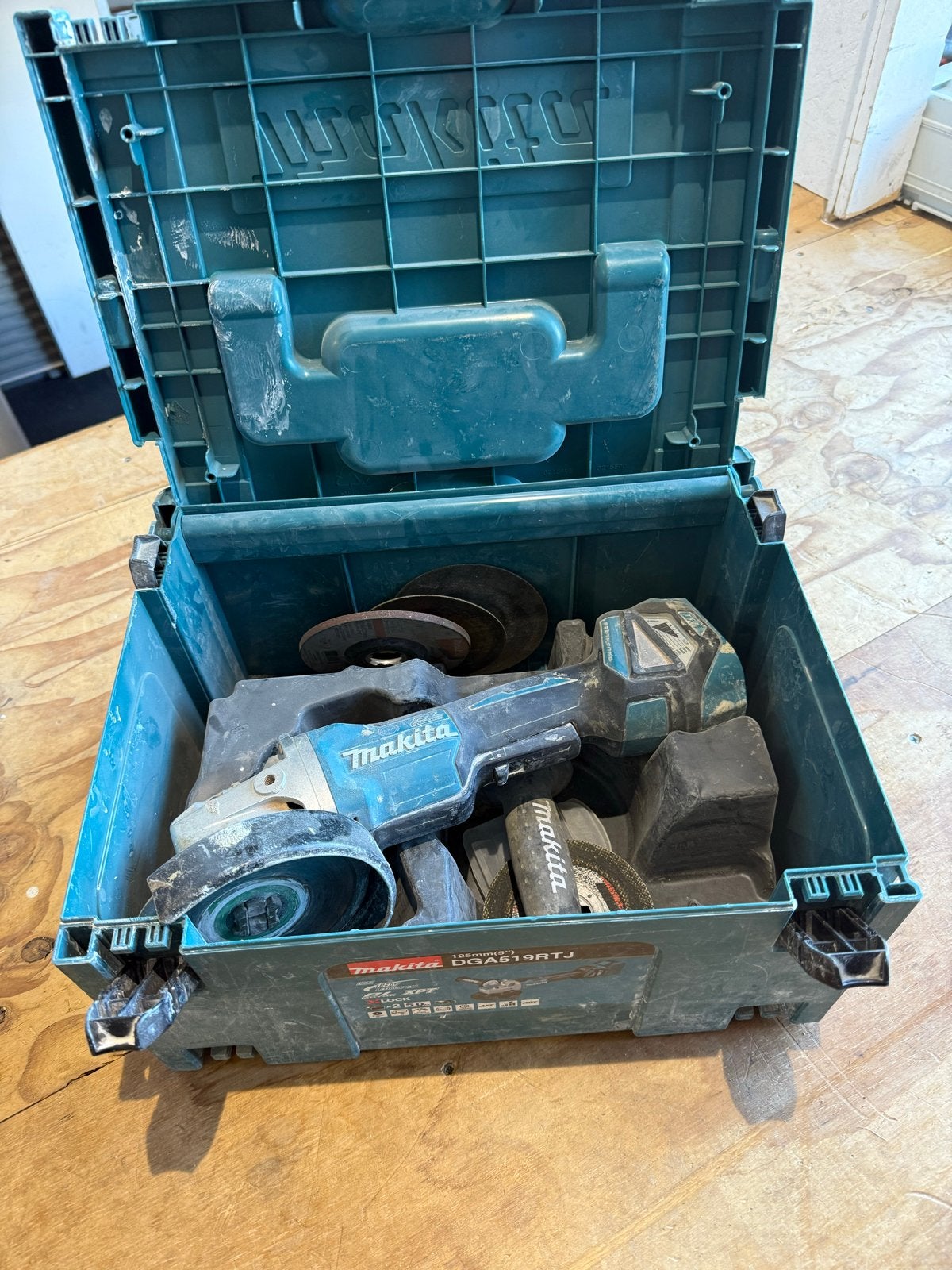 Makita DGA519RTJ Haakse Slijper 18V (Zonder Accu), Doe-het-zelf en Verbouw, Gereedschap | Slijpmachines, Ophalen, Gebruikt, 1000 watt of meer