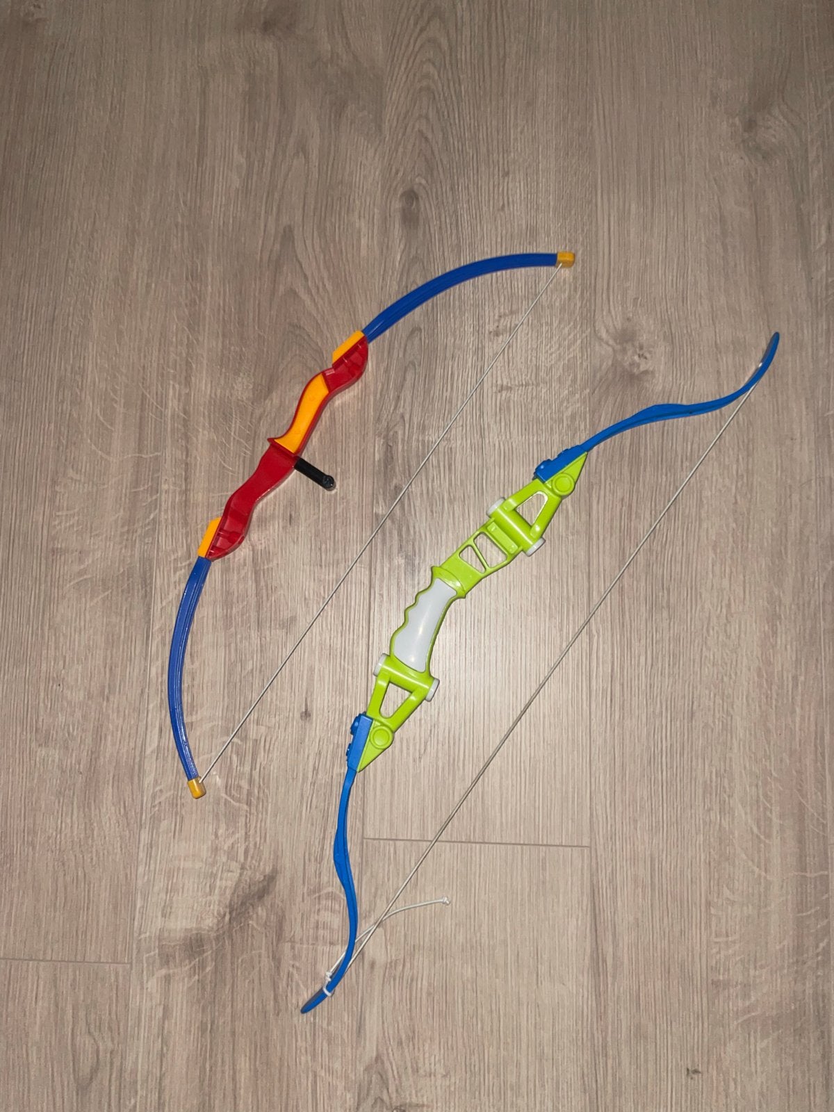 2x Speelgoed Boog met Pijlen - Ideaal voor Kinderen, Hobby en Vrije tijd, Gebruikt, Overige thema's, Overige typen, Meerkleurig