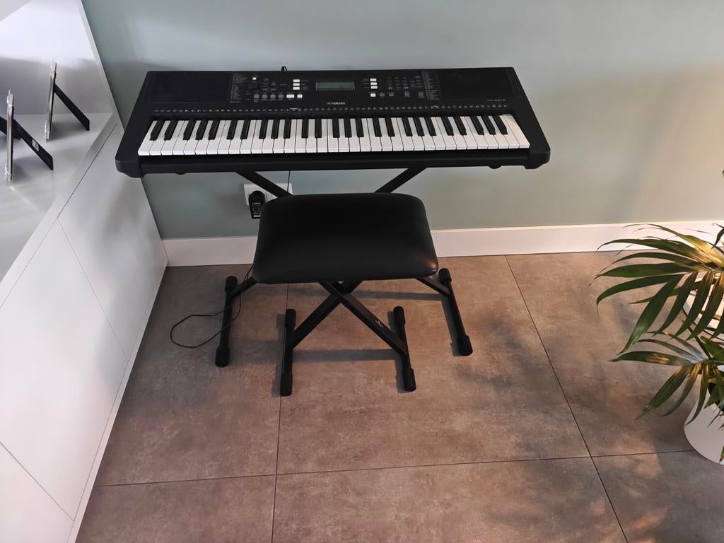 Yamaha PSR-E373 keyboard incl standaard, kruk en koptelefoon, 61 toetsen, Yamaha, Ophalen of Verzenden, Zo goed als nieuw