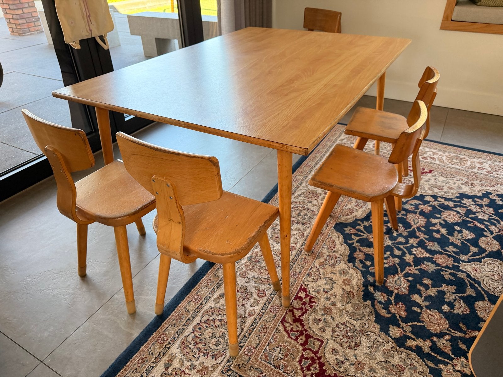 Vintage schoolmeubels: 5 kinderstoelen en grote tafel, Ophalen