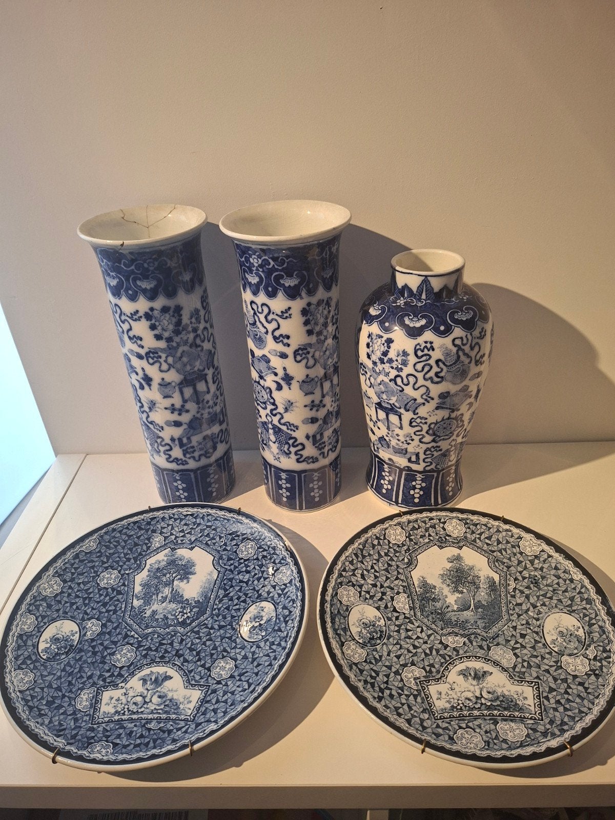 Aardewerken borden en vazen, 5 stuks, Delfts blauw stijl, Antiek en Kunst, Antiek | Keramiek en Aardewerk, Ophalen