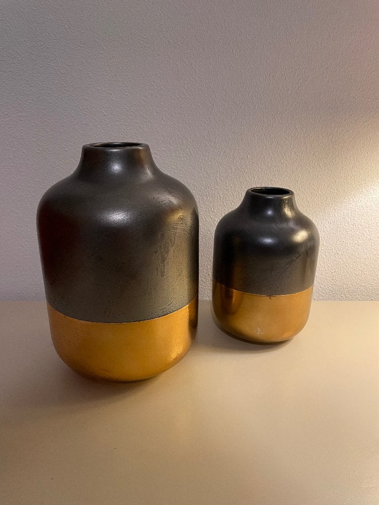 Set van 2 bruine vazen met goudkleurige onderzijde, Huis en Inrichting, Woonaccessoires | Vazen, Bruin, 25 cm, Ophalen of Verzenden