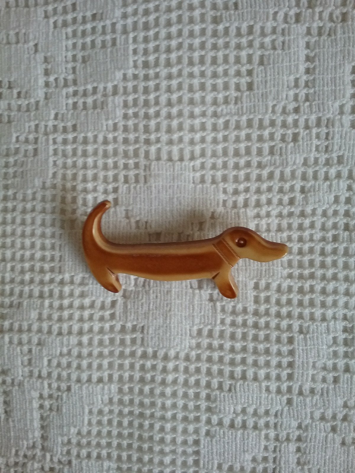 Vintage kunststof broche TECKEL, 7x3 cm, Overige materialen, 4 tot 7 cm, Bruin, Ophalen of Verzenden