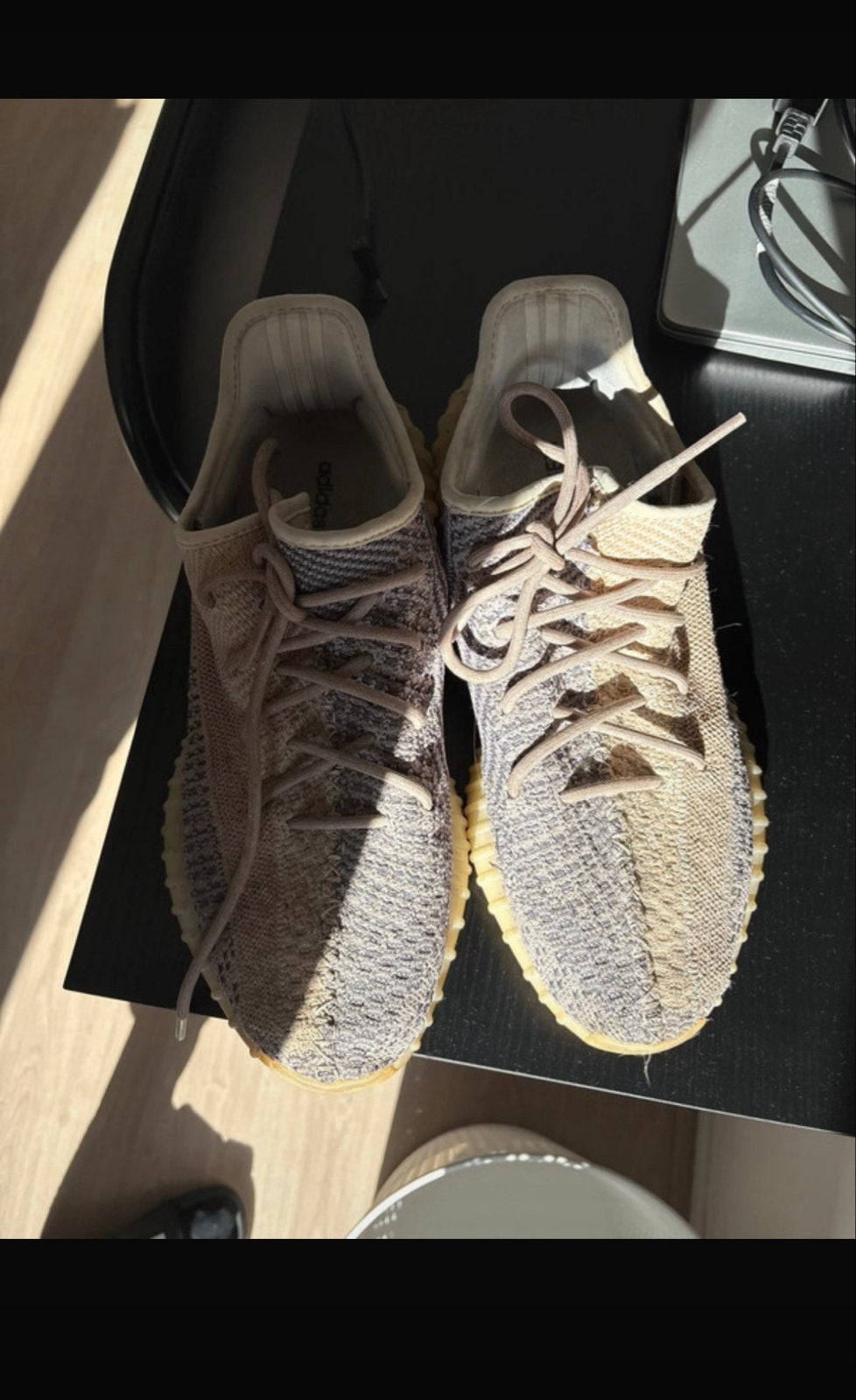 Adidas Yeezy Boost 350 V2 Light Bruin/Beige maat 44,5, Kleding | Heren, Verzenden, Gedragen, Bruin, Sneakers of Gympen