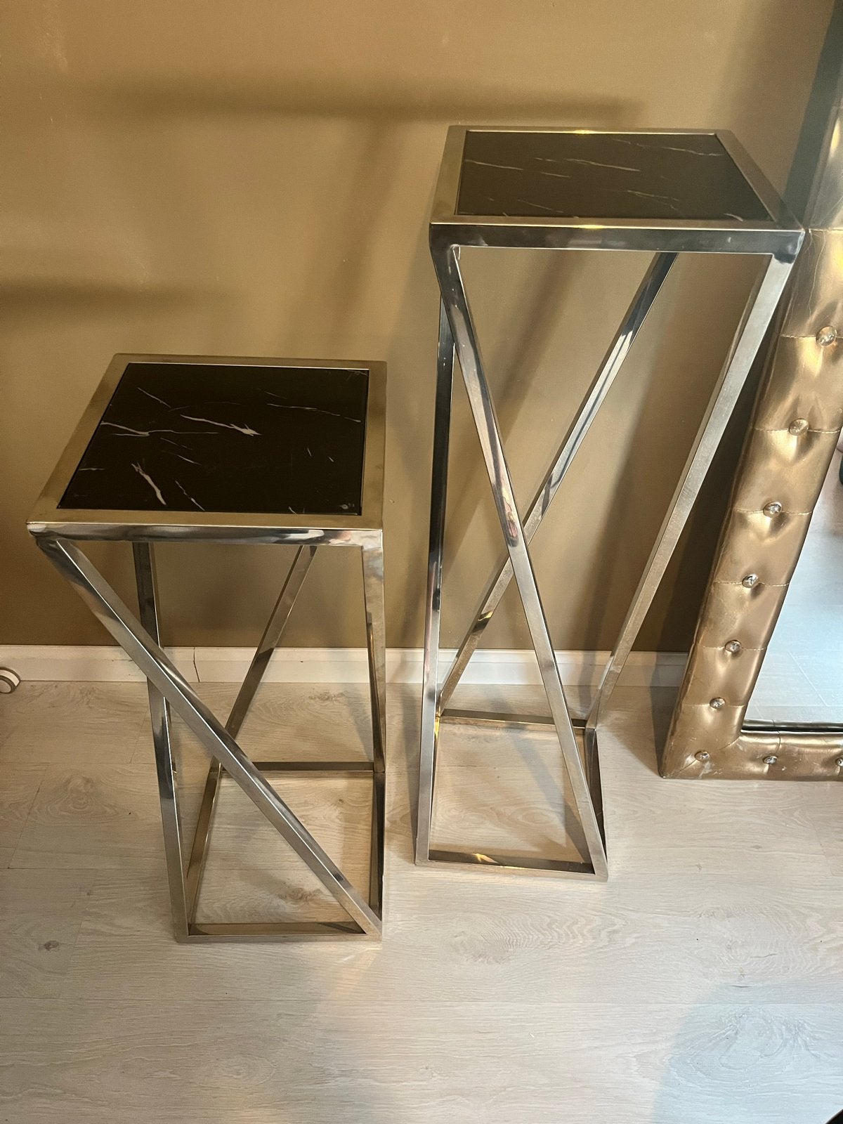 Set van 2 moderne bijzettafels met marmerlook blad, Ophalen, Minder dan 55 cm, Gebruikt, Metaal of Aluminium