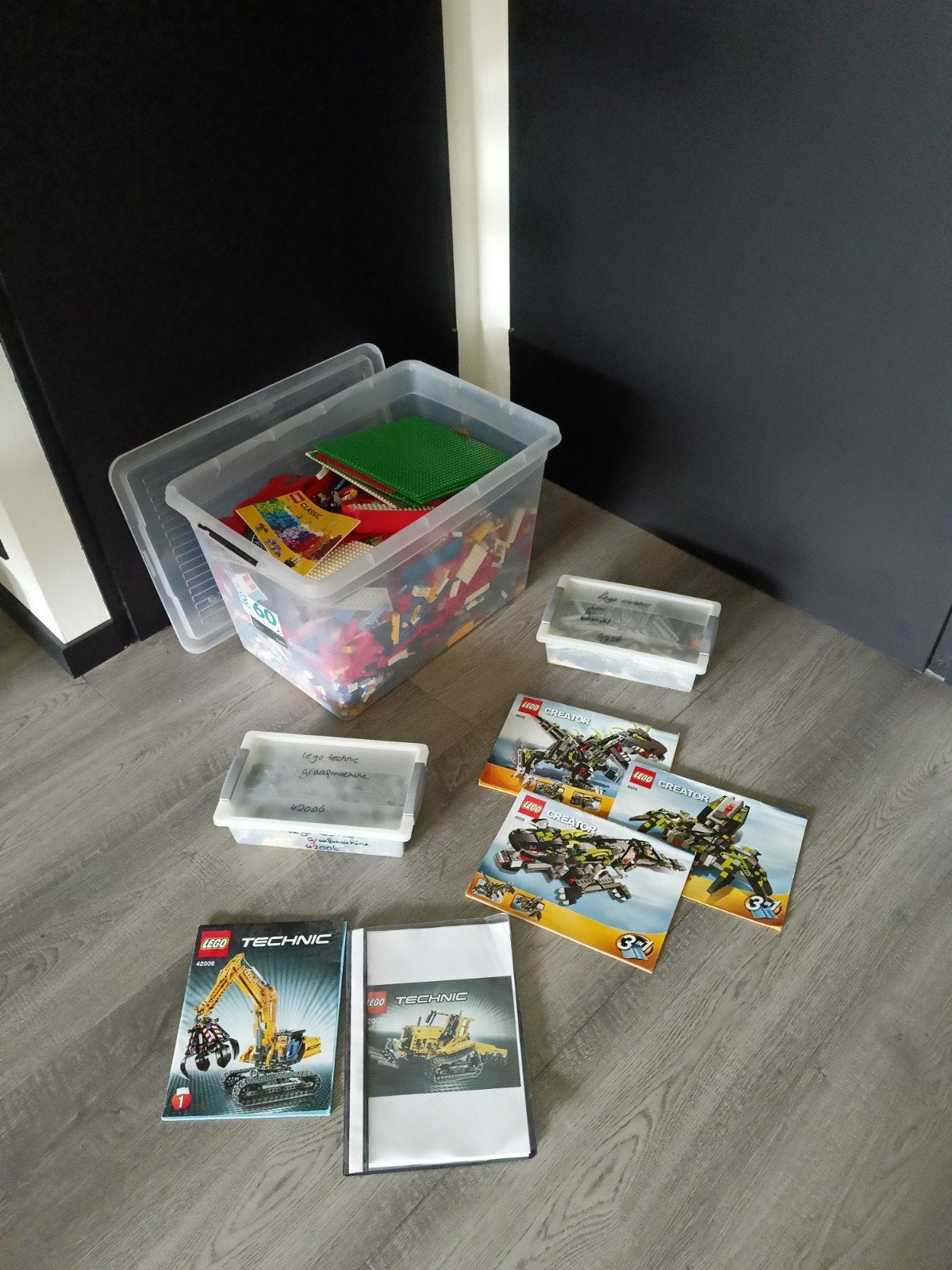 60L opbergbox vol met Lego plus 2 Lego sets, Ophalen, Zo goed als nieuw