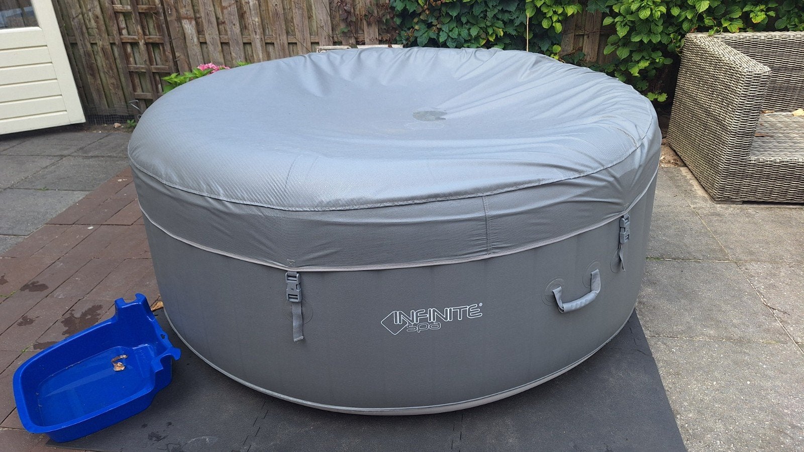 Opblaasbare Infinite Spa Jacuzzi met Afdekzeil en Pomp, Tuin en Terras, Ophalen, Gebruikt, Afdekzeil