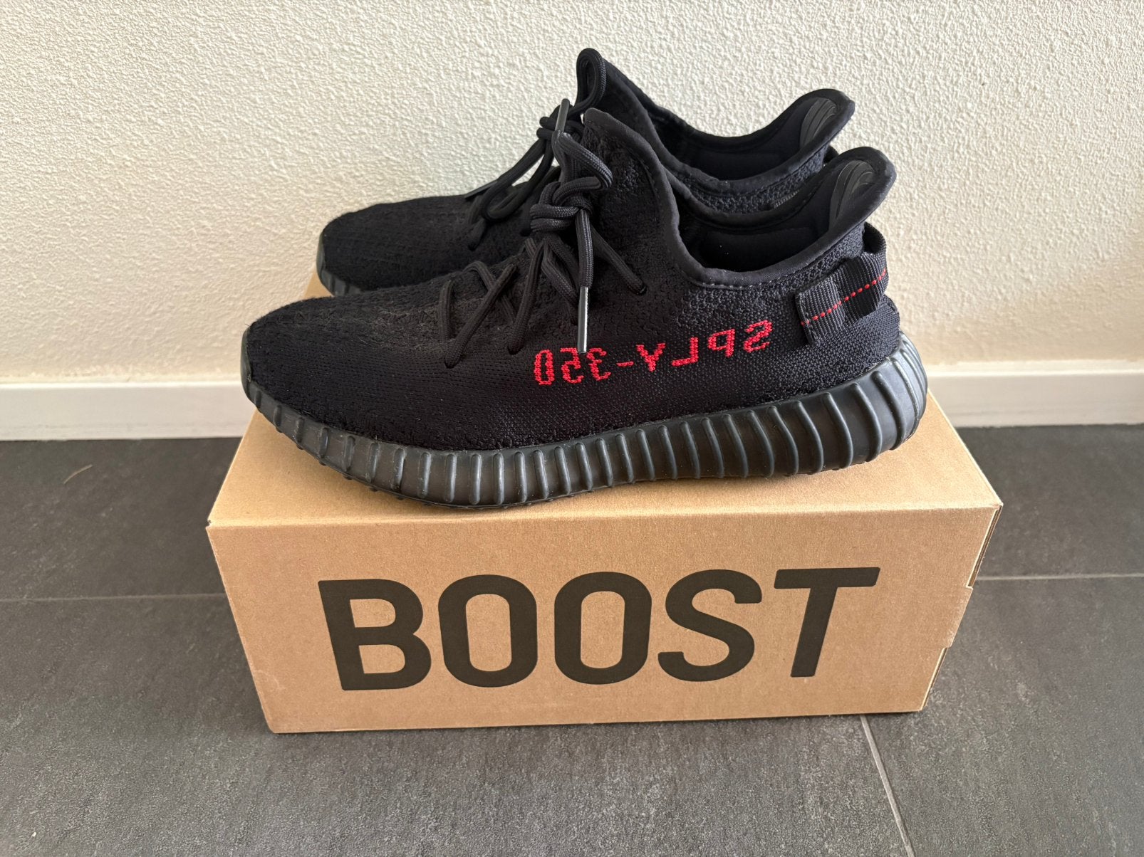 Yeezy black red maat 42, Zwart, Ophalen of Verzenden, Sneakers of Gympen, Gedragen