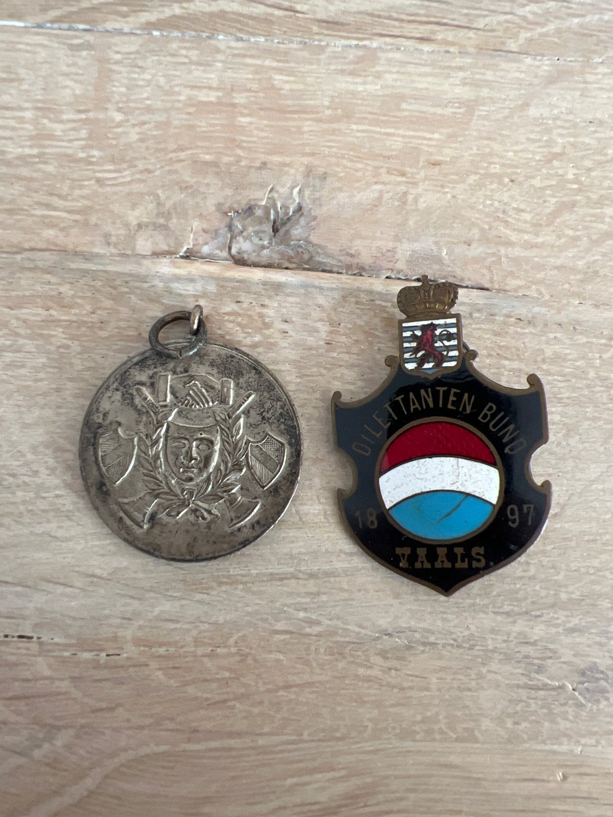 Oude medailles: Zilveren medaille en emaille speld, Postzegels en Munten, Ophalen of Verzenden, Zilver, Buitenland