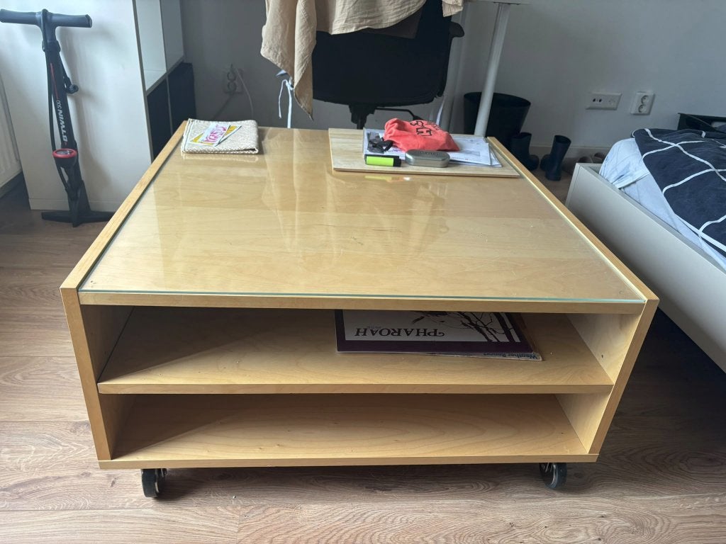 Houten salontafel met glasplaat, opbergruimte en wielen, Ophalen, Gebruikt, 50 tot 100 cm, Modern, functioneel