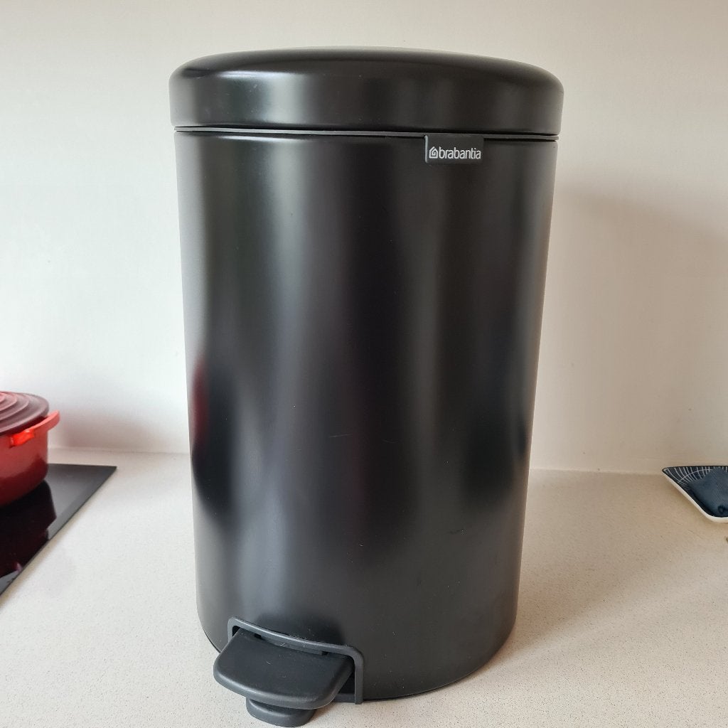 Brabantia Newicon 20 liter mat zwart pedaalemmer soft close, Ophalen, Zo goed als nieuw, Rvs