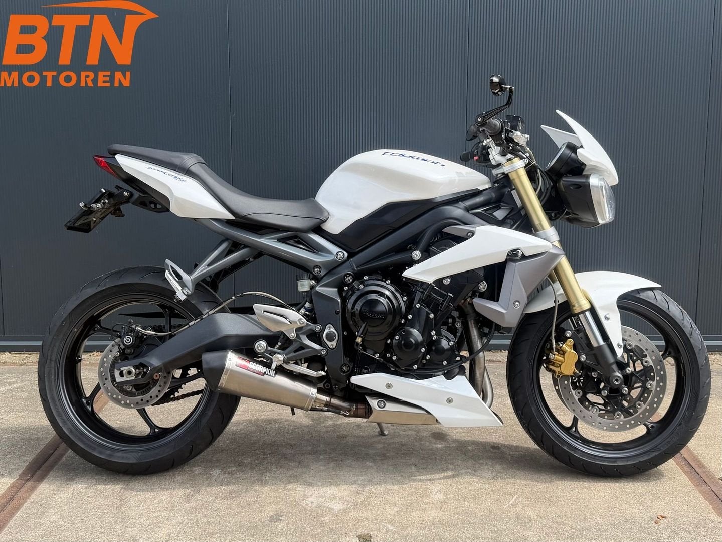 Triumph Street Triple 675 ABS (bj 2014) Scorpion NL, Motoren, Motoren | Triumph, 675 cc, Motorrijbewijs A, Bedrijf, Meer dan 35 kW