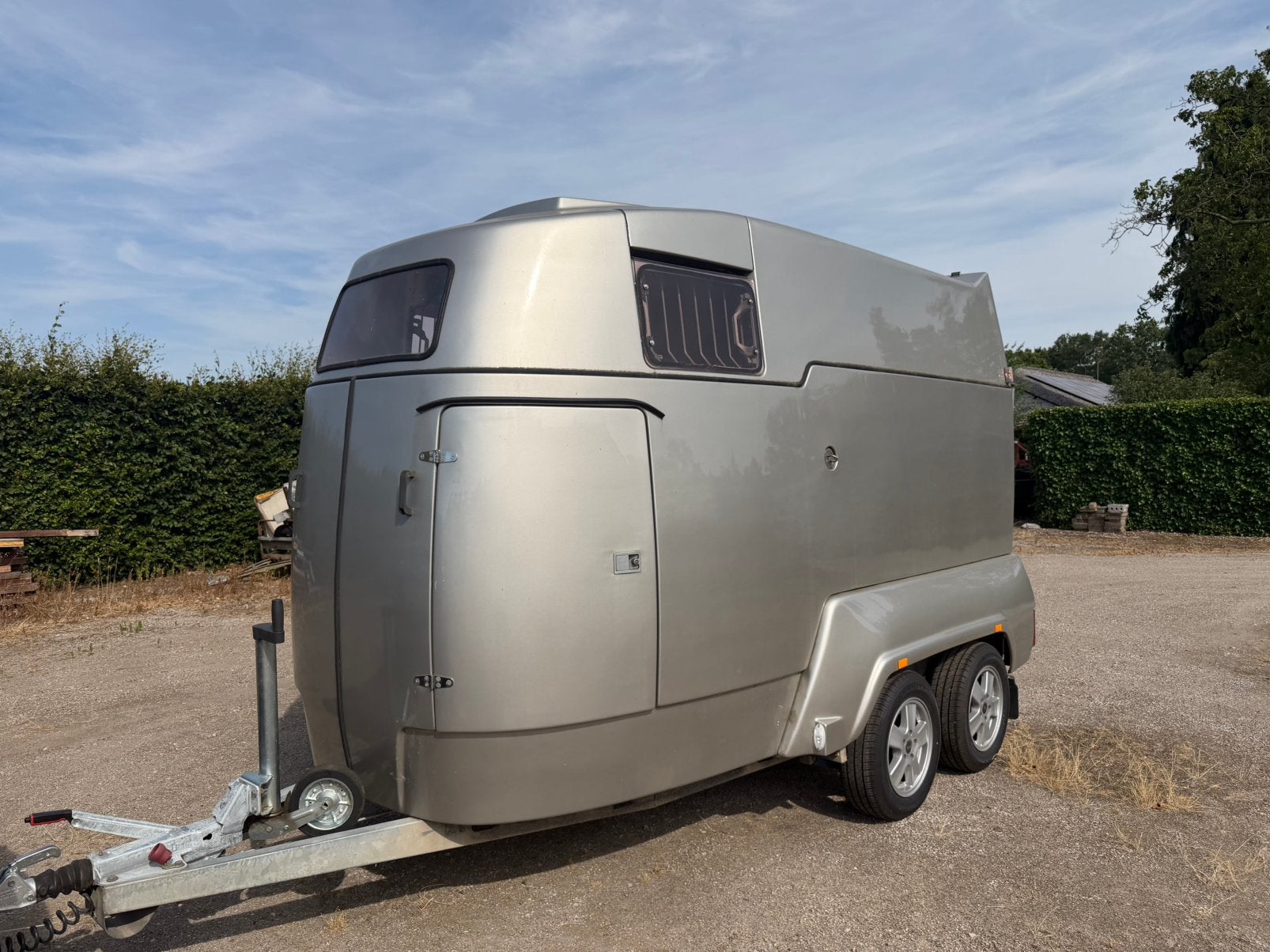Super nette Mustang 2 paards paardentrailer speciale kleur!, Ophalen, Gebruikt, Polyester, 2-paards trailer