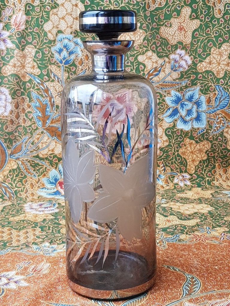Mooie oude glazen karaf uit Engeland met bloemen 25 cm., Antiek en Kunst, Ophalen of Verzenden