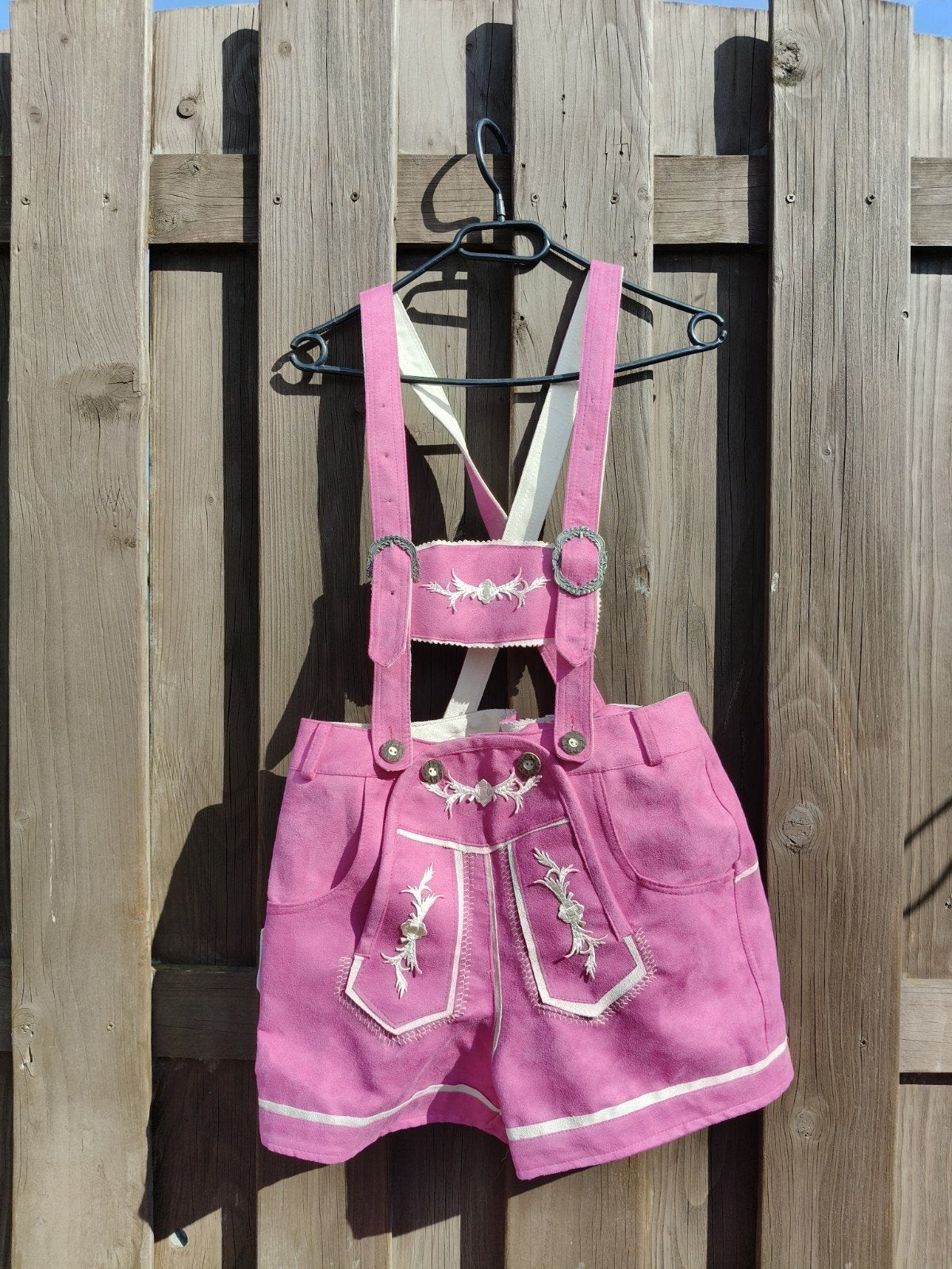 Roze lederhose met borduursel maat S - Oktoberfest, Carnavals Wiertz, Ophalen of Verzenden, Zo goed als nieuw, Kleding