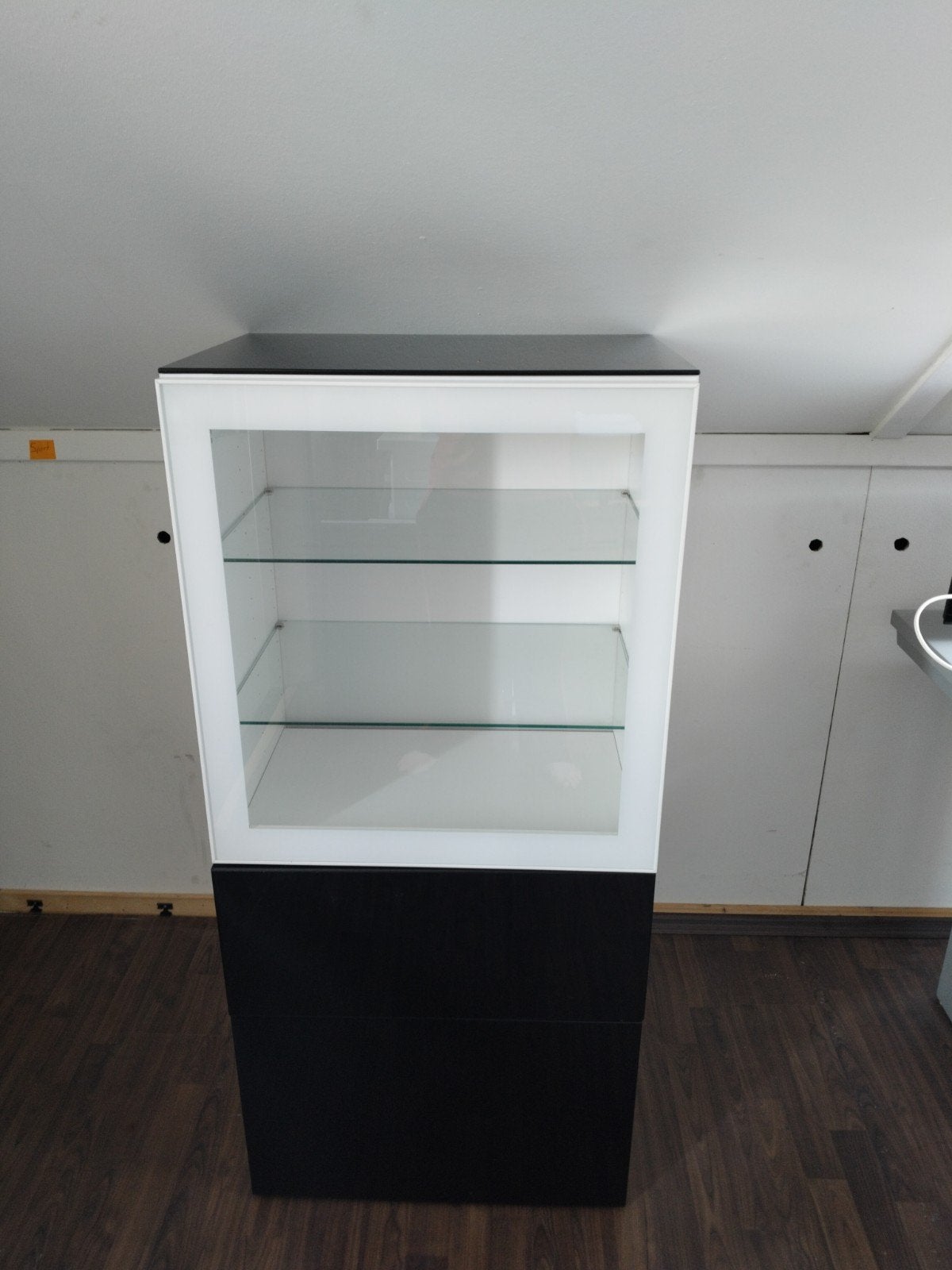 Gratis af te halen: IKEA Bestå (vitrine)kast extra deuren, Huis en Inrichting, Kasten | Vitrinekasten, Ophalen, Gebruikt, Met deur(en)