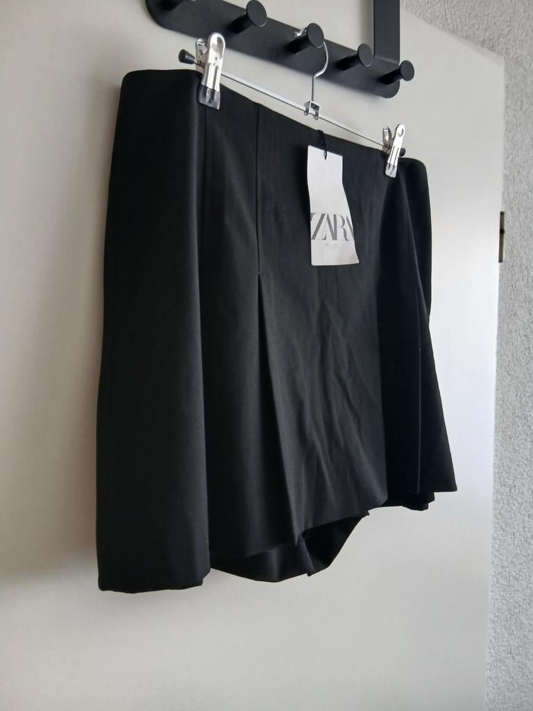 Prachtige zwarte skort mét prijskaartje van ZARA. Maat XL., Kleding | Dames, Rokken, Verzenden, Maat 46/48 (XL) of groter, Nieuw