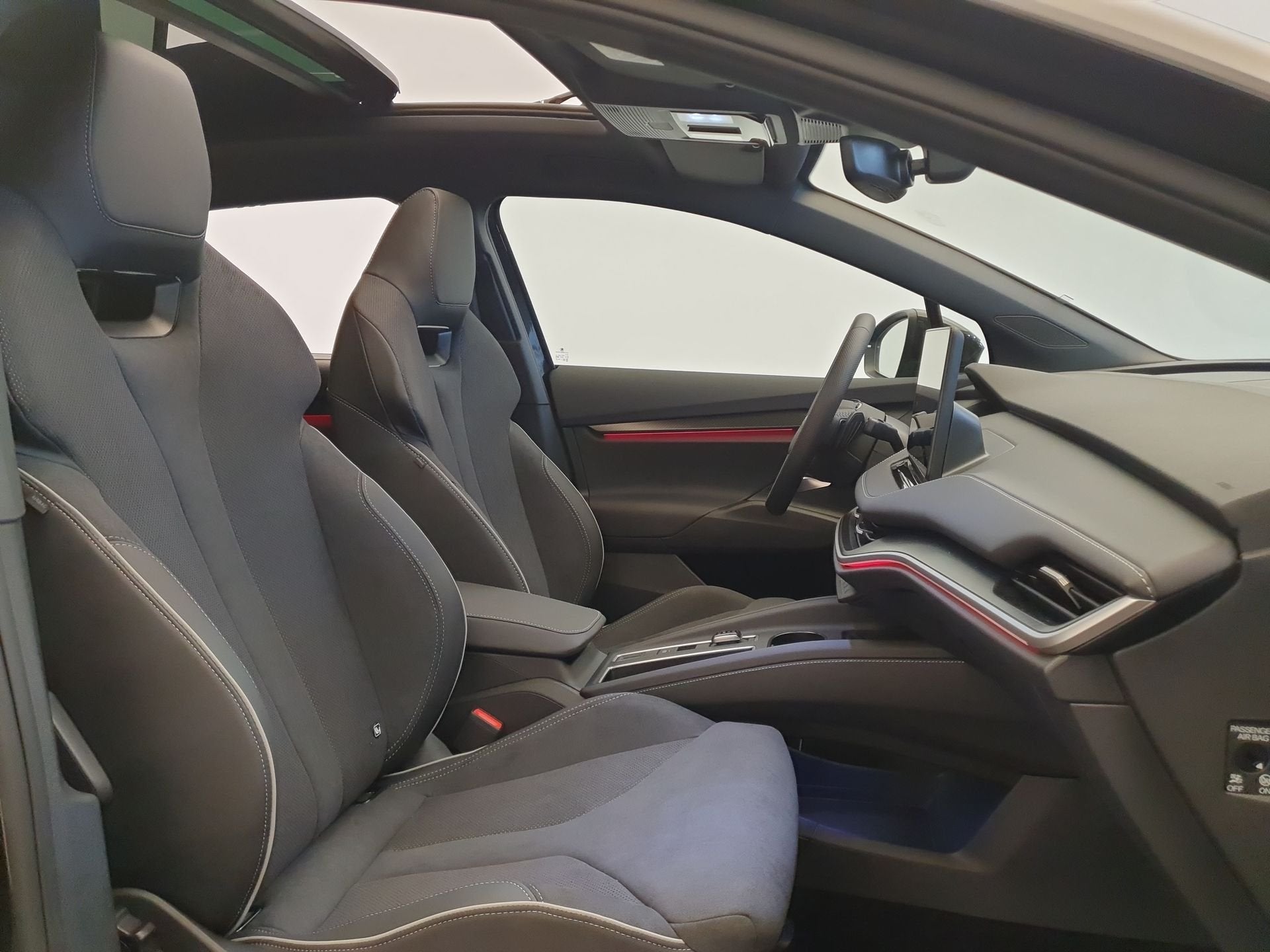 Skoda Enyaq 85 Sportline 82 kWh 286pk 2.000kg trekgewicht, P, Auto's, Skoda, Automaat, Achterwielaandrijving, Zwart, Zwart