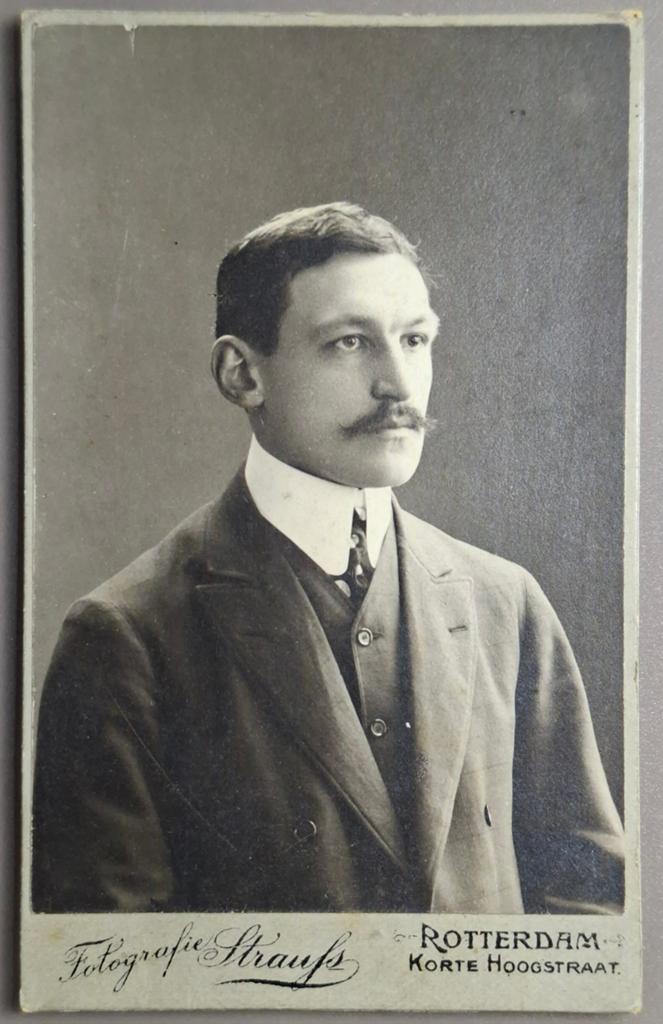 274 cdv deftige man Rotterdam fotograaf Strauss, Ophalen of Verzenden, Voor 1940, Gebruikt, Overige onderwerpen