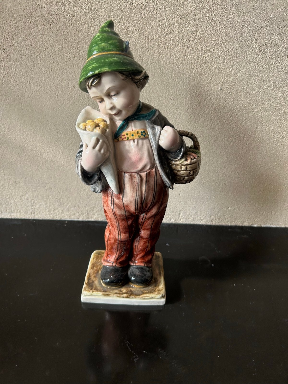 G. tripy  porselein beeldje jongen met fruitmandje- 29 cm, Ophalen of Verzenden