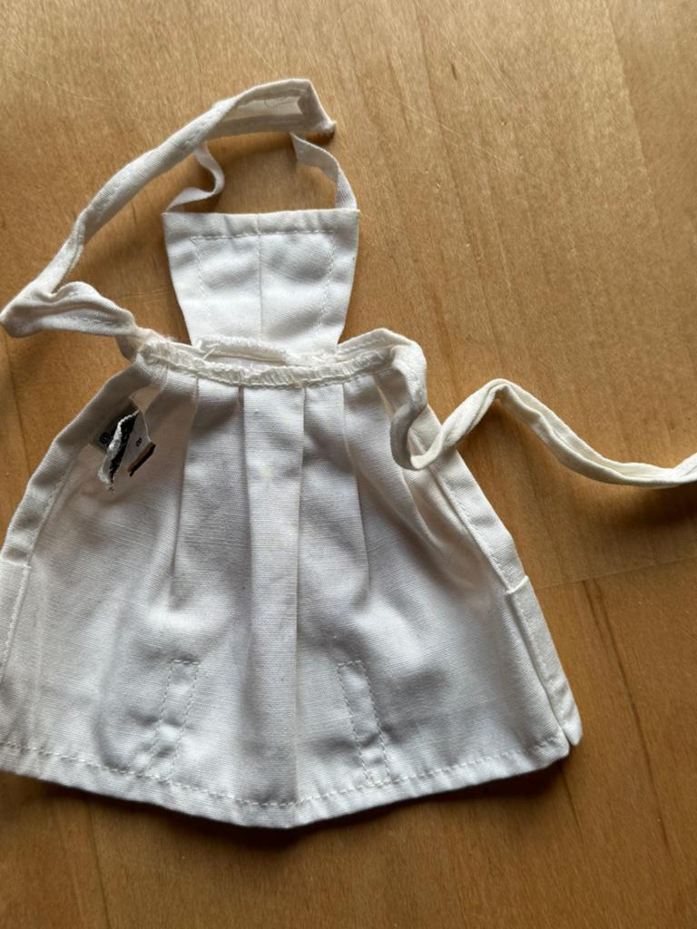Witte jurk / schort voor Barbie (midden jaren zestig), Ophalen of Verzenden, Zo goed als nieuw, Barbie