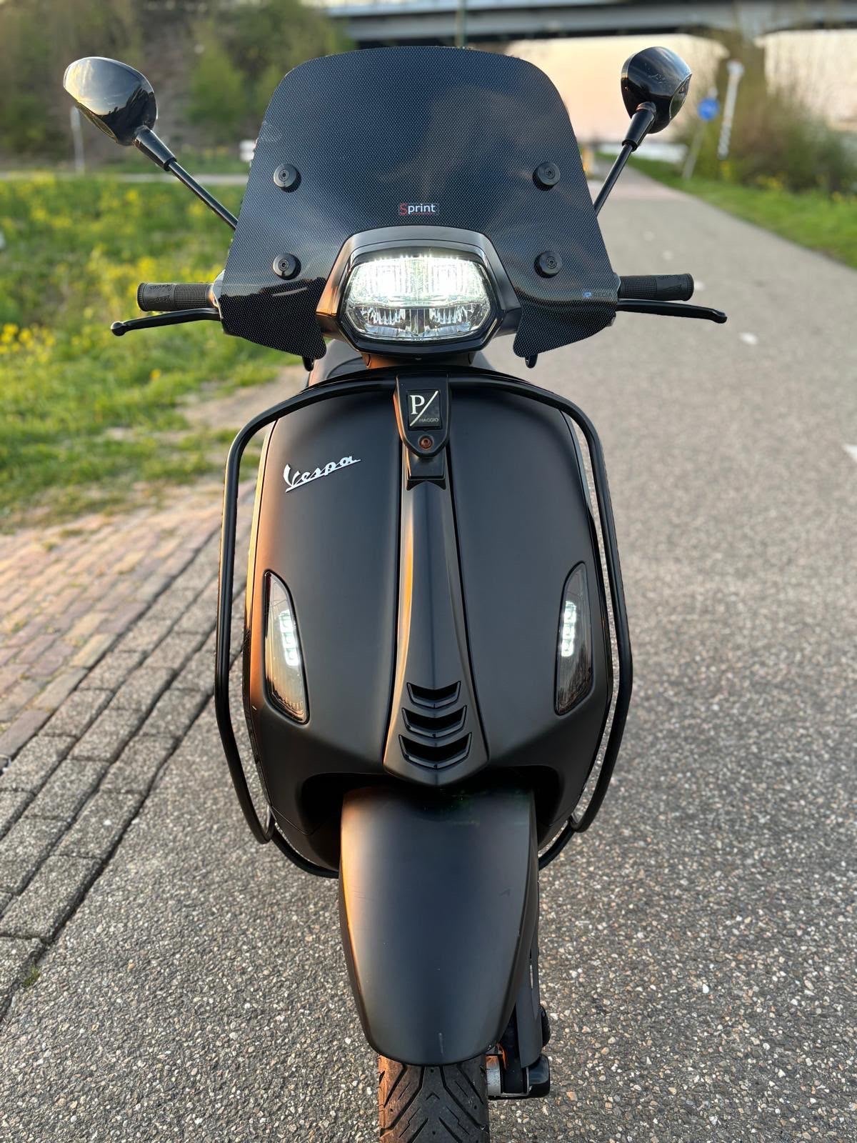 Vespa Sprint 2021 Mat Zwart – Full Option met lage km-stand, Overige modellen, Maximaal 45 km/u, Ophalen of Verzenden, Zo goed als nieuw