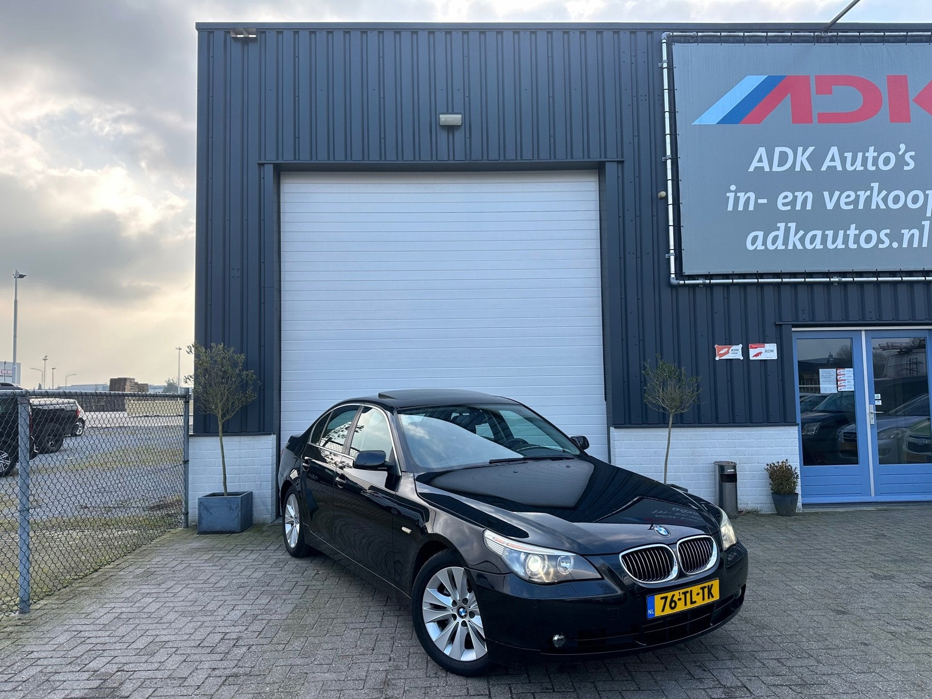 BMW 5-serie 525i Executive VOL OPTIES/DEALER ONDERHOUDEN, Auto's, Automaat, Achterwielaandrijving, Gebruikt, Zwart
