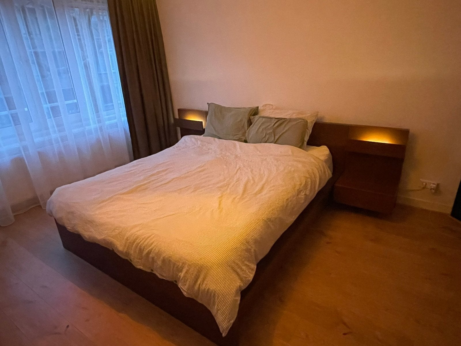 Tweepersoonsbed met geïntegreerde nachtkastjes, Huis en Inrichting, Slaapkamer | Bedden, Ophalen, Gebruikt, Bruin, Tweepersoons