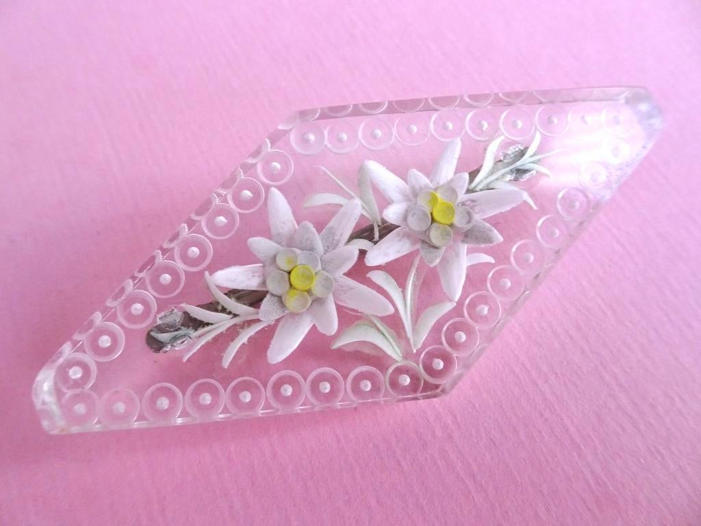 jwg Vintage 40s 50s reverse carved edelweiss bloemen broche, Sieraden, Tassen en Uiterlijk, Antieke sieraden, Verzenden, Overige materialen