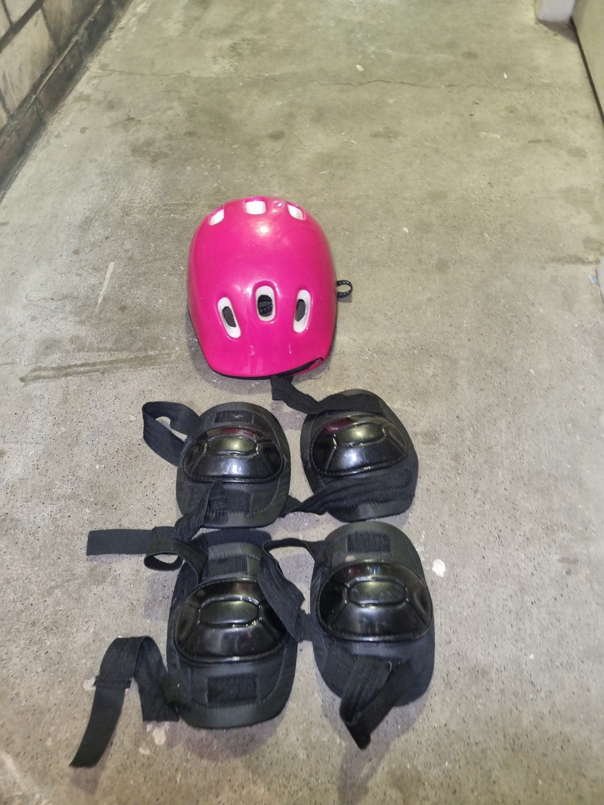 Roze helm met knie- en elleboogbeschermers (M/S), Ophalen of Verzenden