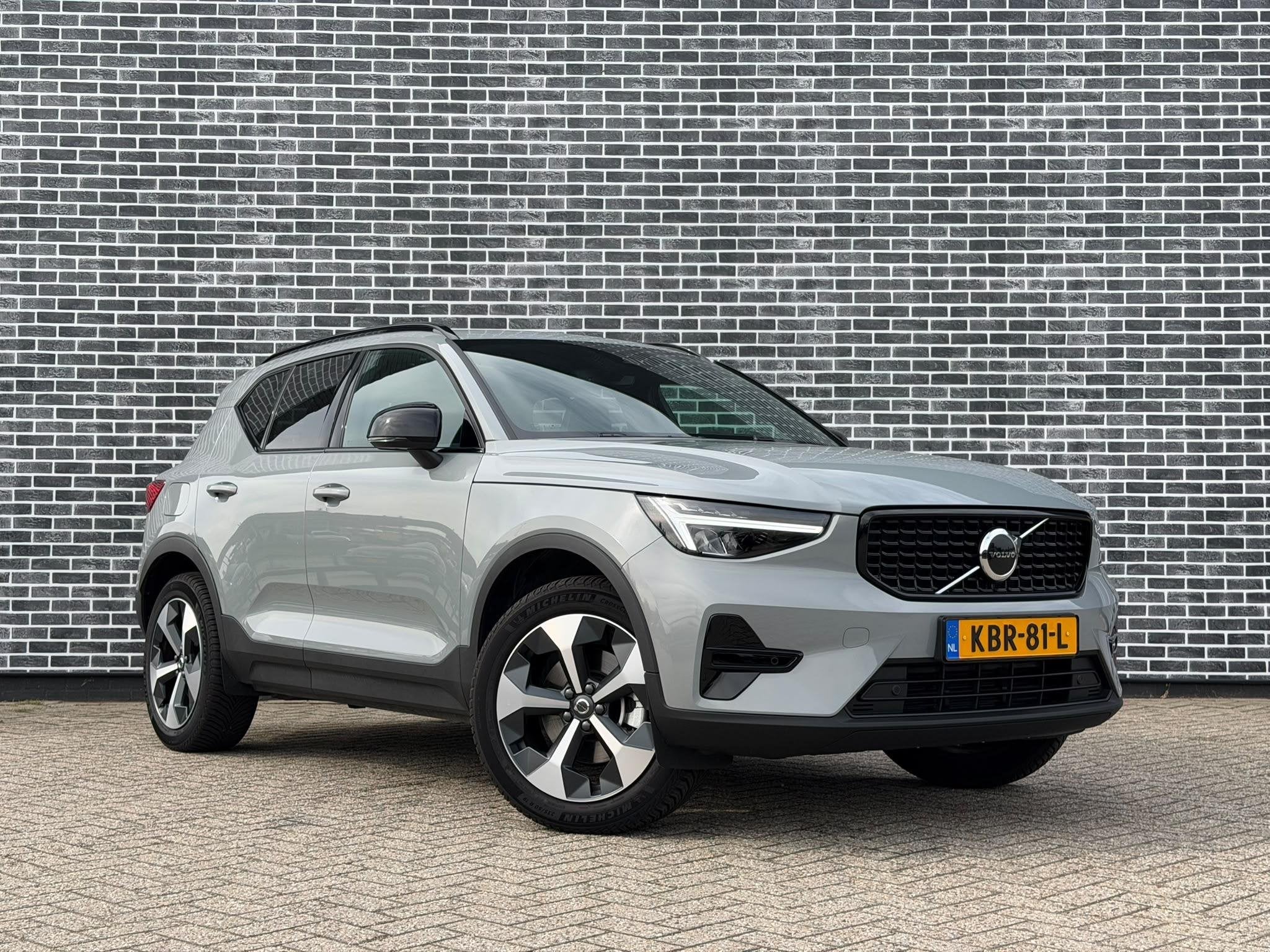 Foto 2 van Volvo XC40 2.0 B4 Plus Dark | Trekhaak | Panoramadak | Licht