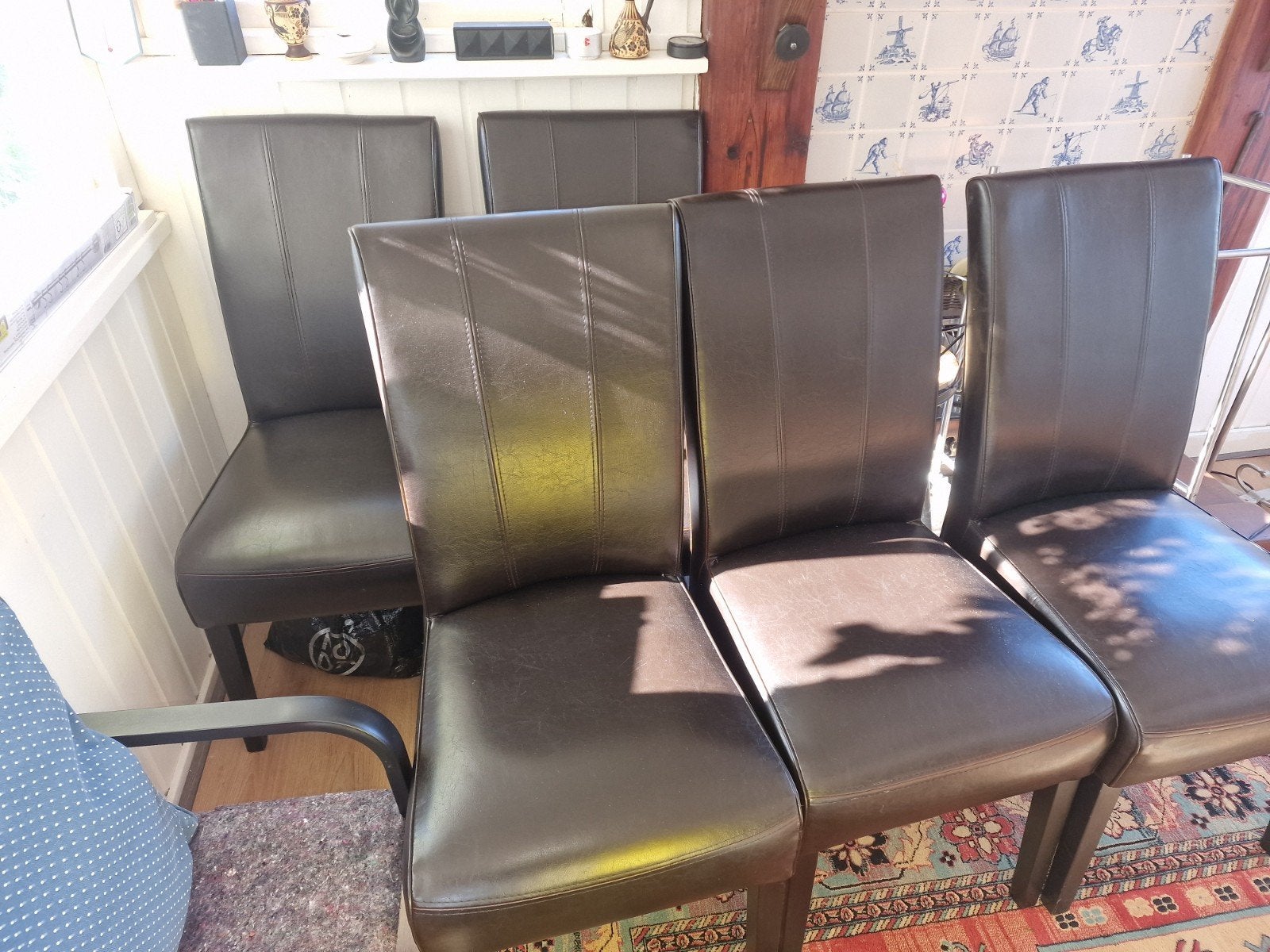 Set van 5 donkerbruine leren eetkamerstoelen, leerlook, Gebruikt, Bruin, Hout, Ophalen of Verzenden