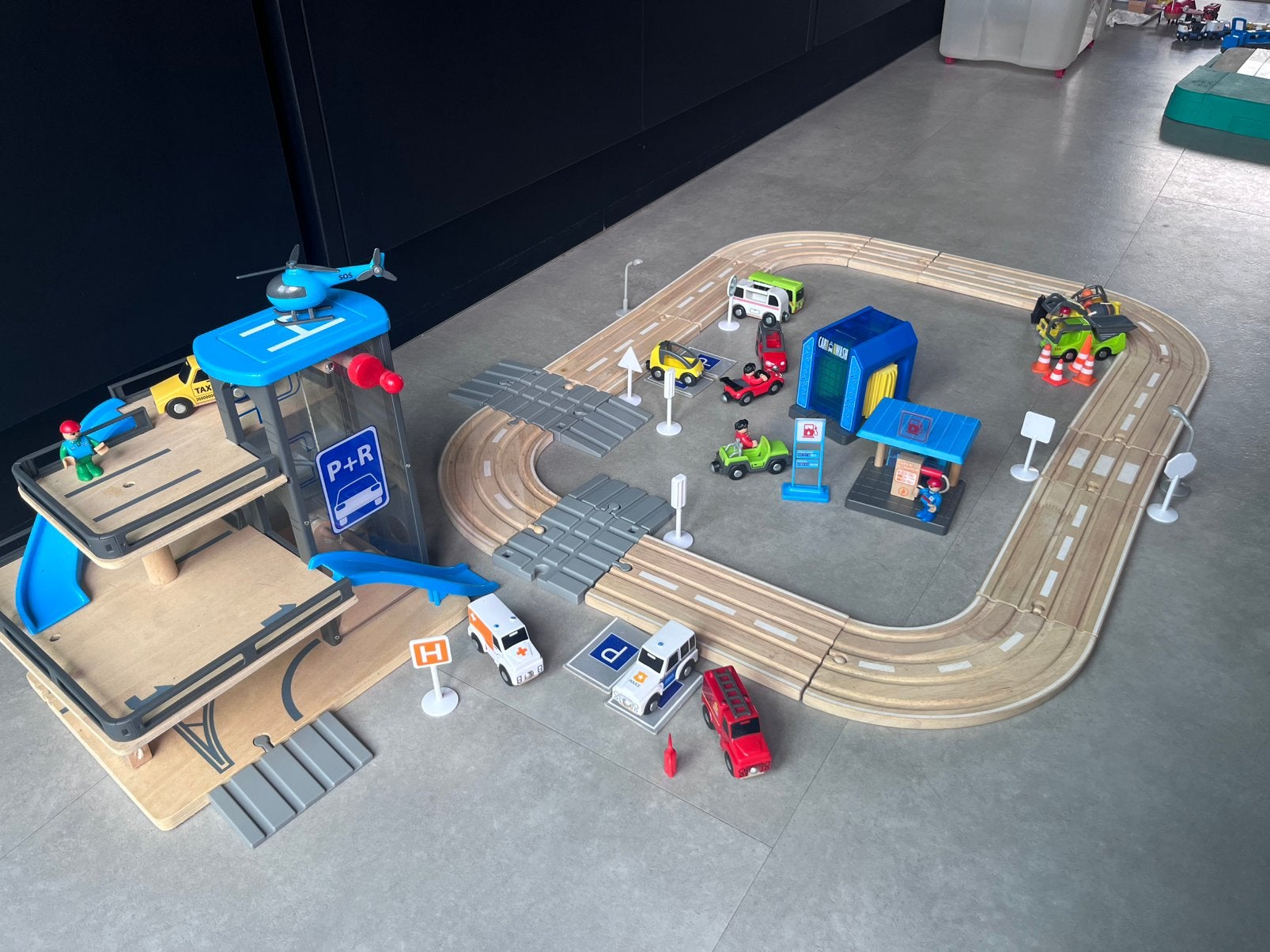 Houten speelset autobaan en parkeergarage, Ophalen of Verzenden, Zo goed als nieuw