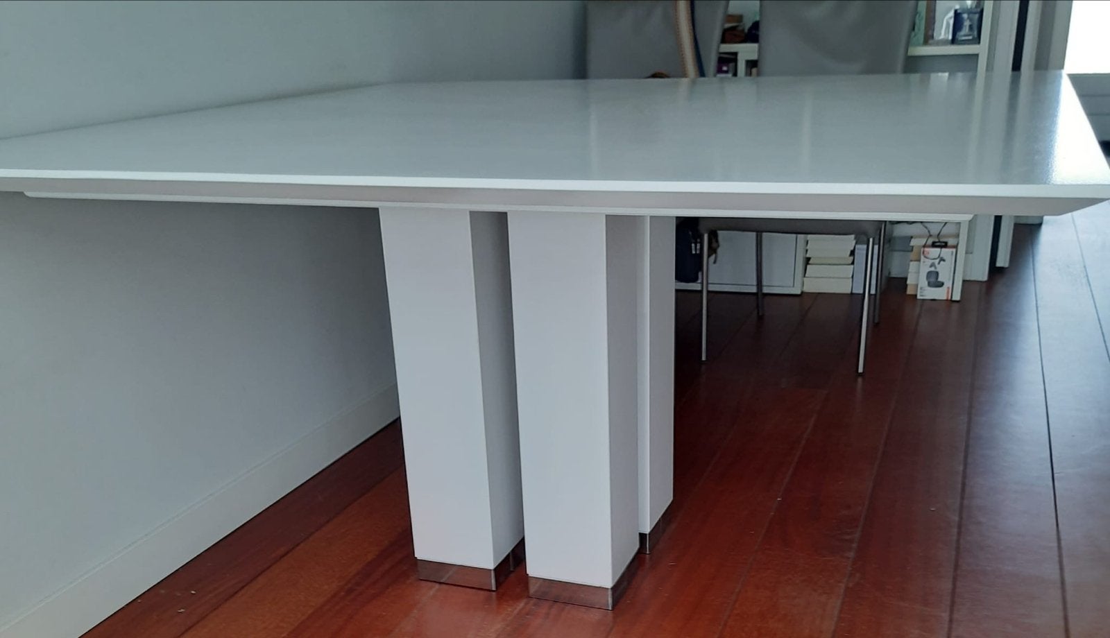 Zware witgeschilderde hardhouten tafel van Wengé (140x140cm), Huis en Inrichting, Ophalen, Vierkant, Zo goed als nieuw, Vijf personen of meer