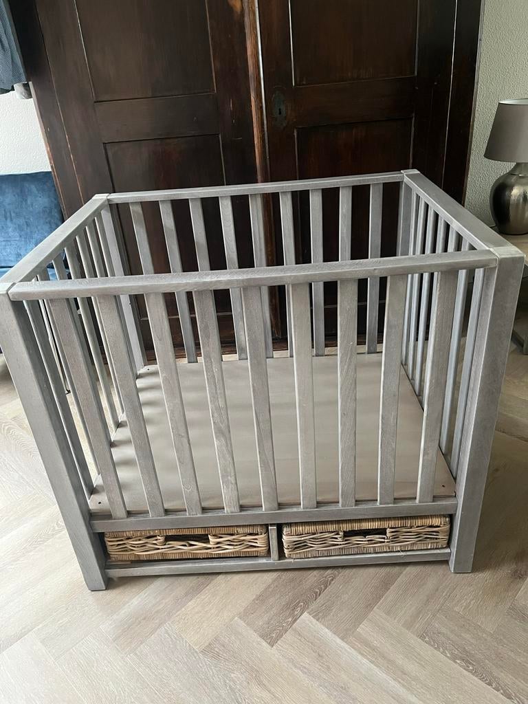 Grijze box met opberglades, Kinderen en Baby's, Boxen, Ophalen of Verzenden, Gebruikt, Rechthoekig, In hoogte verstelbaar
