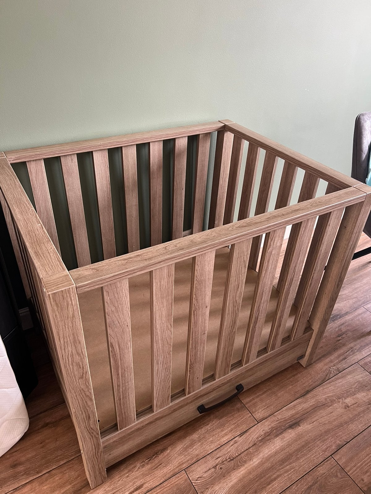 Nette box met toebehoren, Kinderen en Baby's, Ophalen, Zo goed als nieuw, Rechthoekig, In hoogte verstelbaar