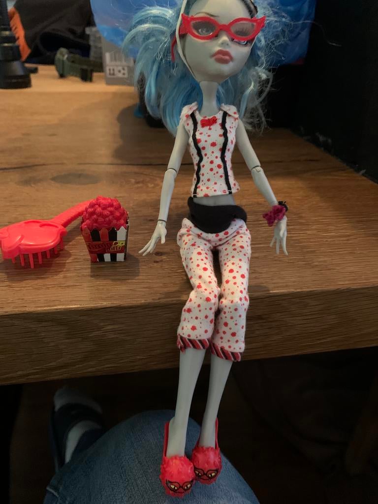 Monster High Collectors Ghouluxe Ghoulia Yelps Doll, Verzamelen, Poppen, Ophalen of Verzenden, Zo goed als nieuw, Pop