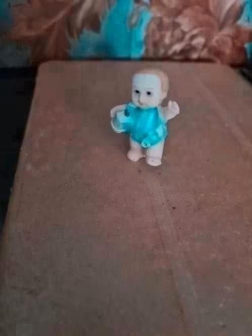 Schattig polyresin popje - 4 cm, Ophalen of Verzenden, Nieuw, Overige typen