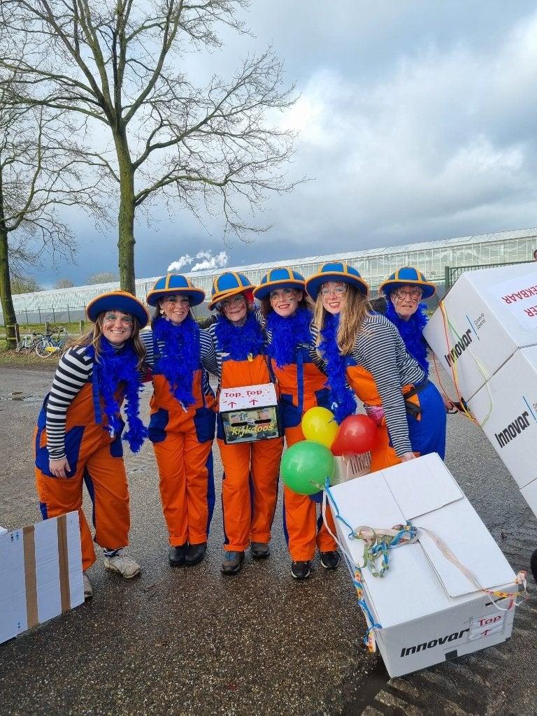 loopgroep foam hoed oranje tuinbroek 15 st., Kleding | Dames, Ophalen of Verzenden, Maat 46/48 (XL) of groter, Carnaval