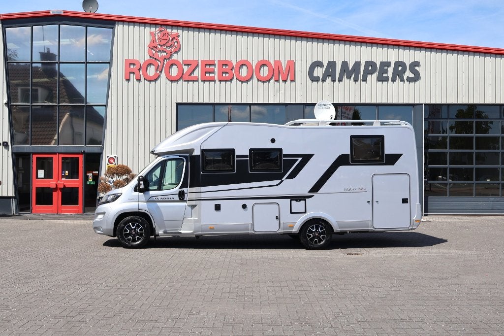 Adria Matrix Supreme 670 DL ! SCHOTEL ! 2X AIRCO ! EURO 6 !, Luifel, Achteruitrijcamera, Ringverwarming, Afzuigkap